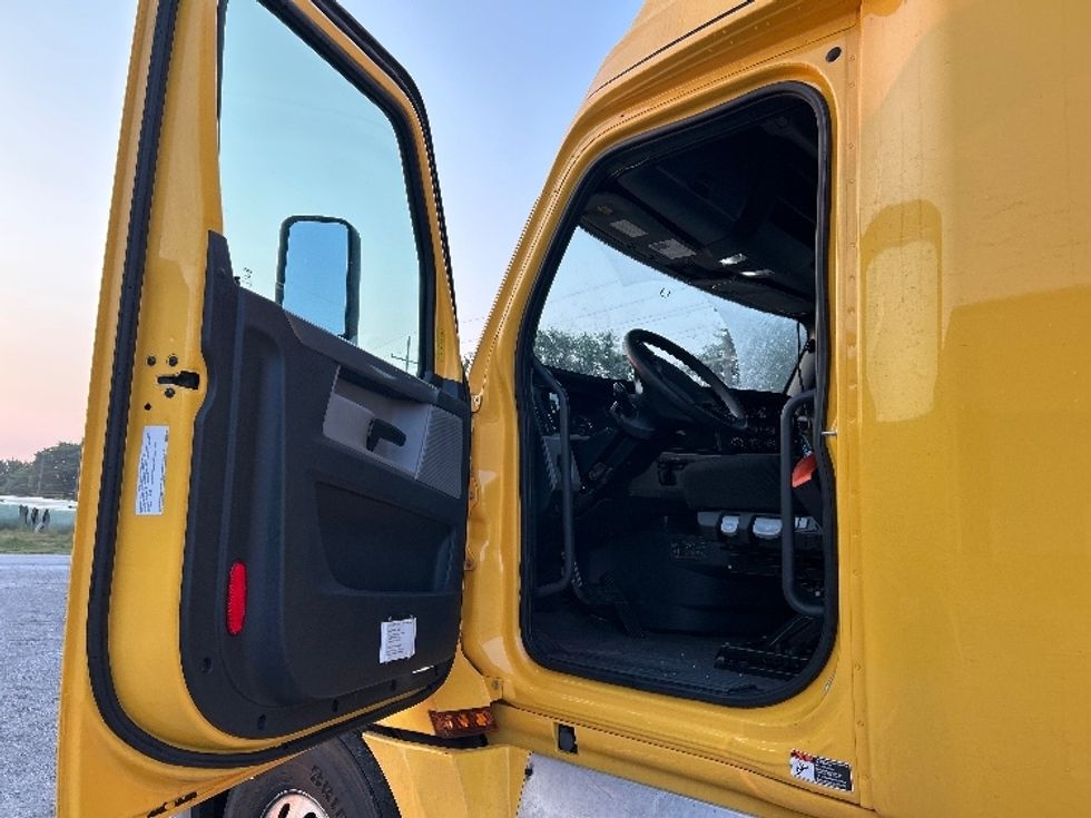 Sleeper Tractor-Heavy Duty Tractors-Freightliner-2020-T12664ST-Kokomo-IN-799,800\n\t\tmiles-$ 41,750 - Image 9