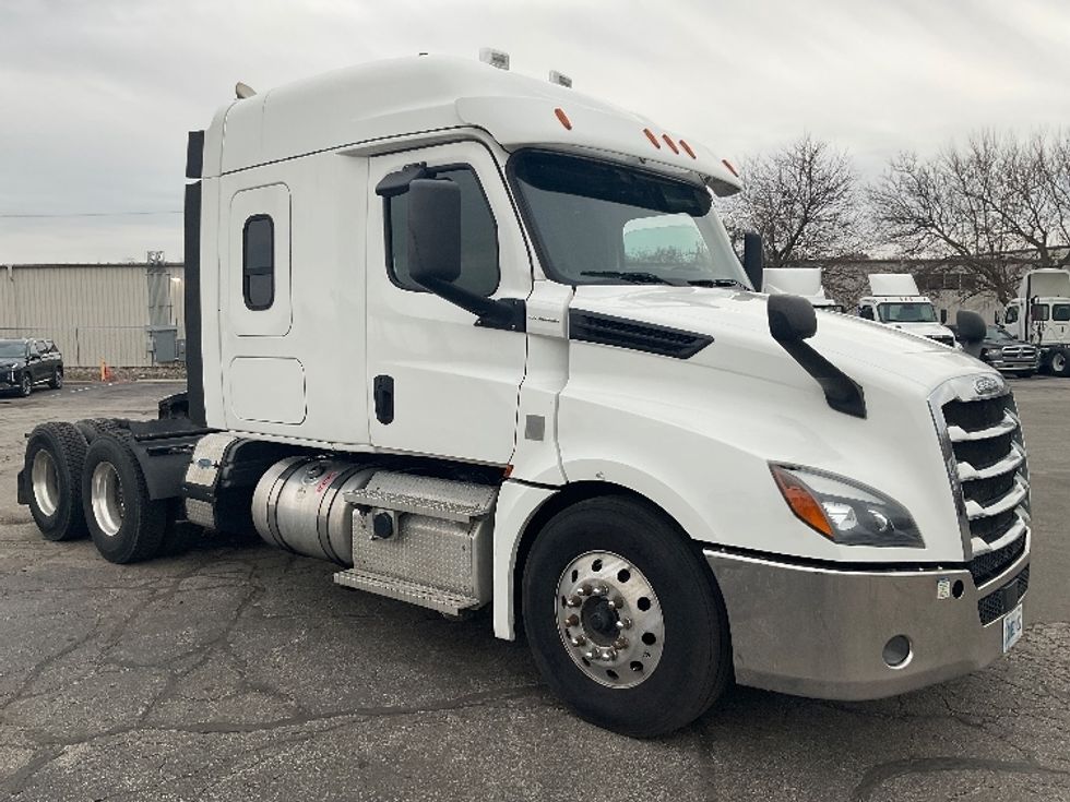 Sleeper Tractor-Heavy Duty Tractors-Freightliner-2020-T12664ST-La Porte-IN-447,943\n\t\tmiles-$ 65,500 - Image 1