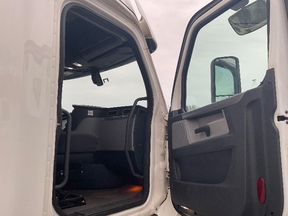 Sleeper Tractor-Heavy Duty Tractors-Freightliner-2020-T12664ST-La Porte-IN-447,943\n\t\tmiles-$ 65,500 - Image 13