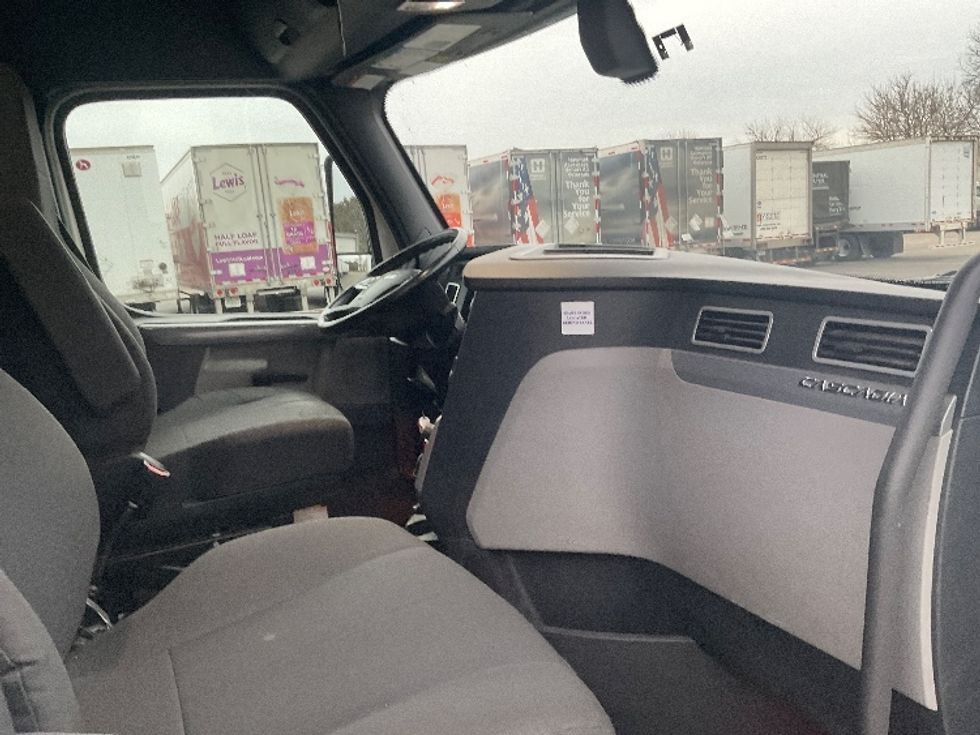 Sleeper Tractor-Heavy Duty Tractors-Freightliner-2020-T12664ST-La Porte-IN-447,943\n\t\tmiles-$ 65,500 - Image 15