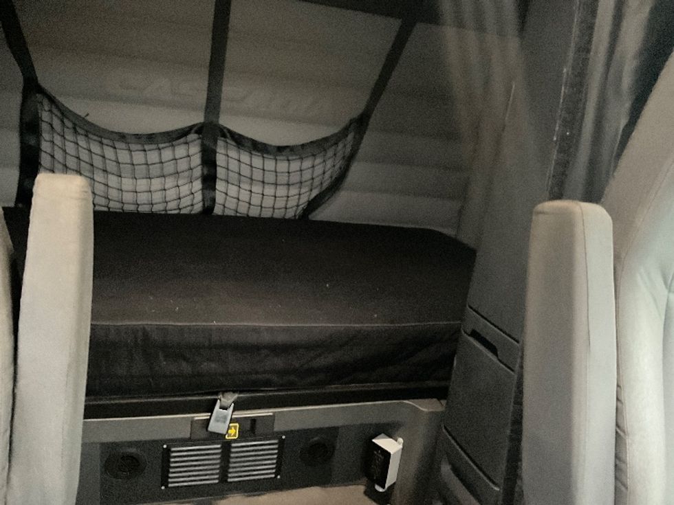 Sleeper Tractor-Heavy Duty Tractors-Freightliner-2020-T12664ST-La Porte-IN-447,943\n\t\tmiles-$ 65,500 - Image 16