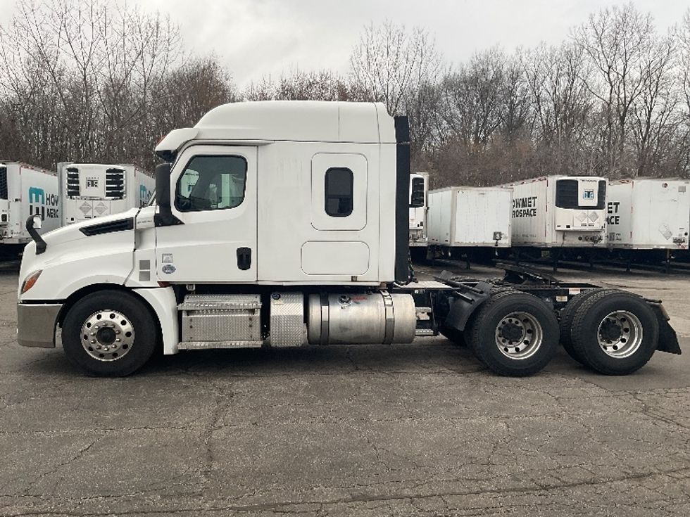 Sleeper Tractor-Heavy Duty Tractors-Freightliner-2020-T12664ST-La Porte-IN-447,943\n\t\tmiles-$ 65,500 - Image 4