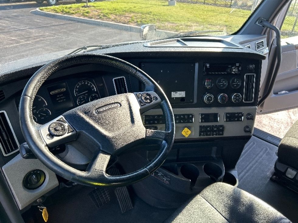Sleeper Tractor-Heavy Duty Tractors-Freightliner-2020-T12664ST-La Porte-IN-483,956\n\t\tmiles-$ 58,750 - Image 10
