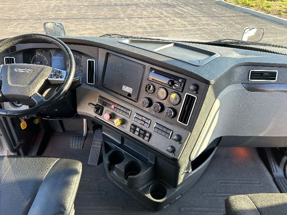 Sleeper Tractor-Heavy Duty Tractors-Freightliner-2020-T12664ST-La Porte-IN-483,956\n\t\tmiles-$ 58,750 - Image 12