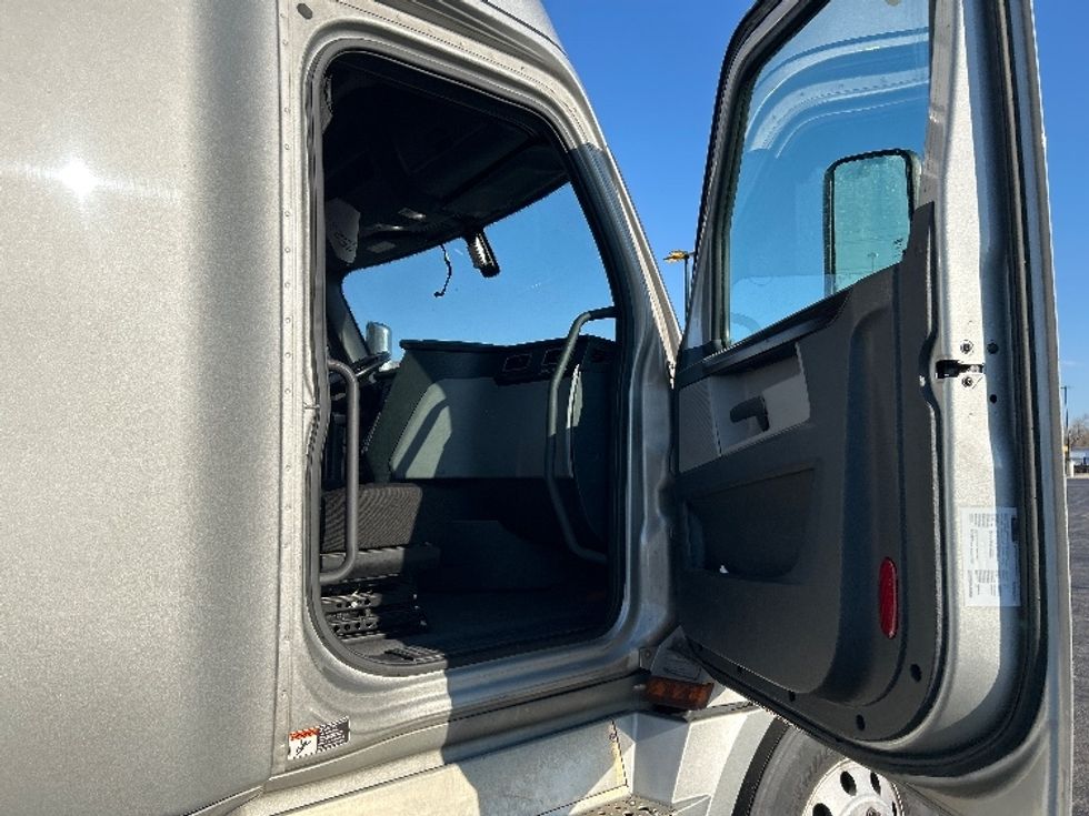 Sleeper Tractor-Heavy Duty Tractors-Freightliner-2020-T12664ST-La Porte-IN-483,956\n\t\tmiles-$ 58,750 - Image 13