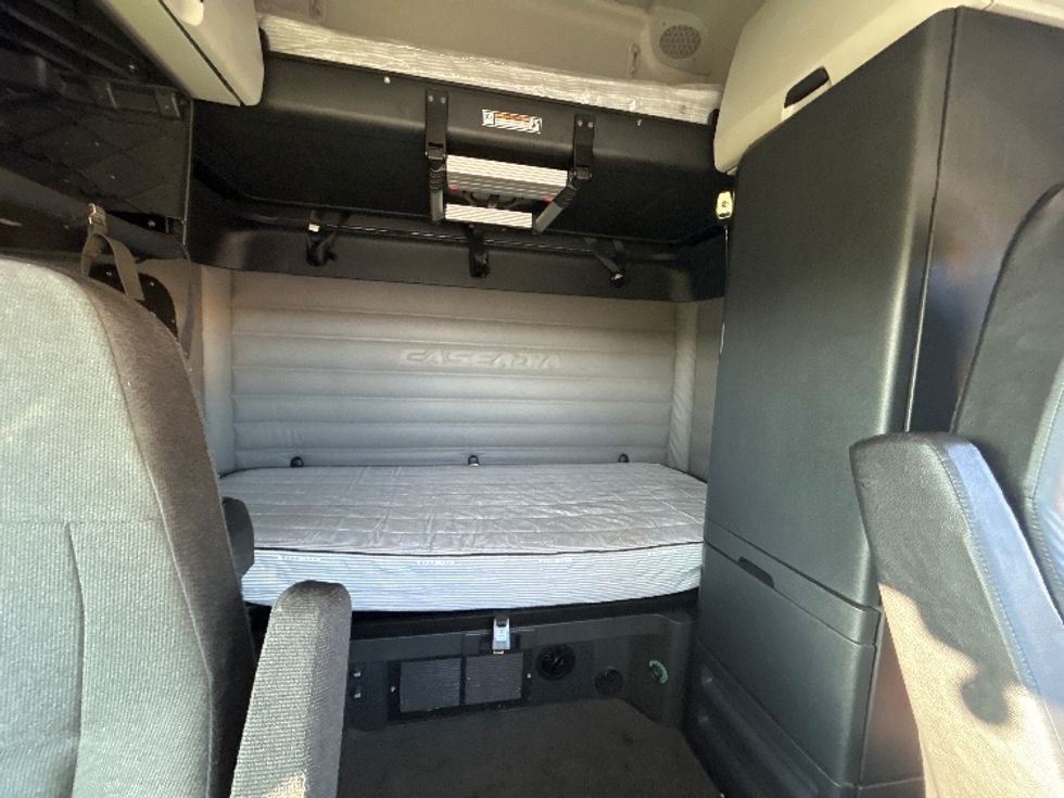 Sleeper Tractor-Heavy Duty Tractors-Freightliner-2020-T12664ST-La Porte-IN-483,956\n\t\tmiles-$ 58,750 - Image 16