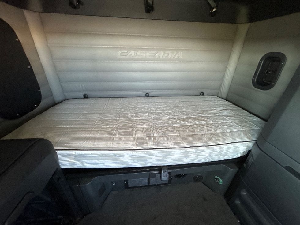 Sleeper Tractor-Heavy Duty Tractors-Freightliner-2020-T12664ST-La Porte-IN-483,956\n\t\tmiles-$ 58,750 - Image 17