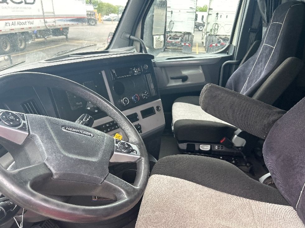 Sleeper Tractor-Heavy Duty Tractors-Freightliner-2020-T12664ST-La Porte-IN-580,867\n\t\tmiles-$ 57,000 - Image 10