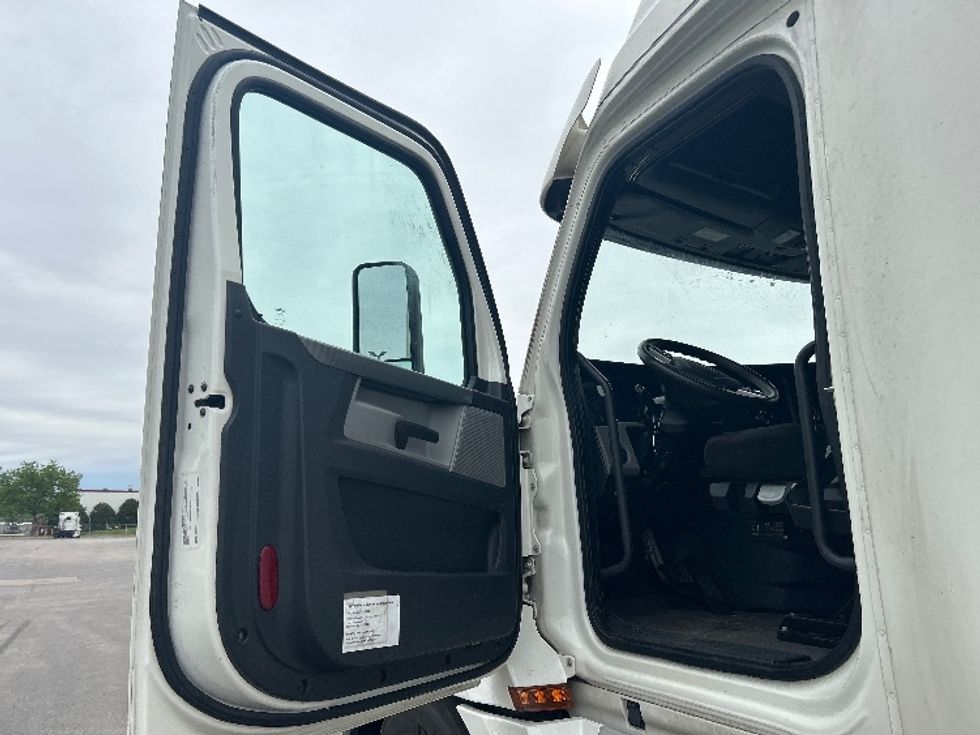 Sleeper Tractor-Heavy Duty Tractors-Freightliner-2020-T12664ST-La Porte-IN-580,867\n\t\tmiles-$ 57,000 - Image 11