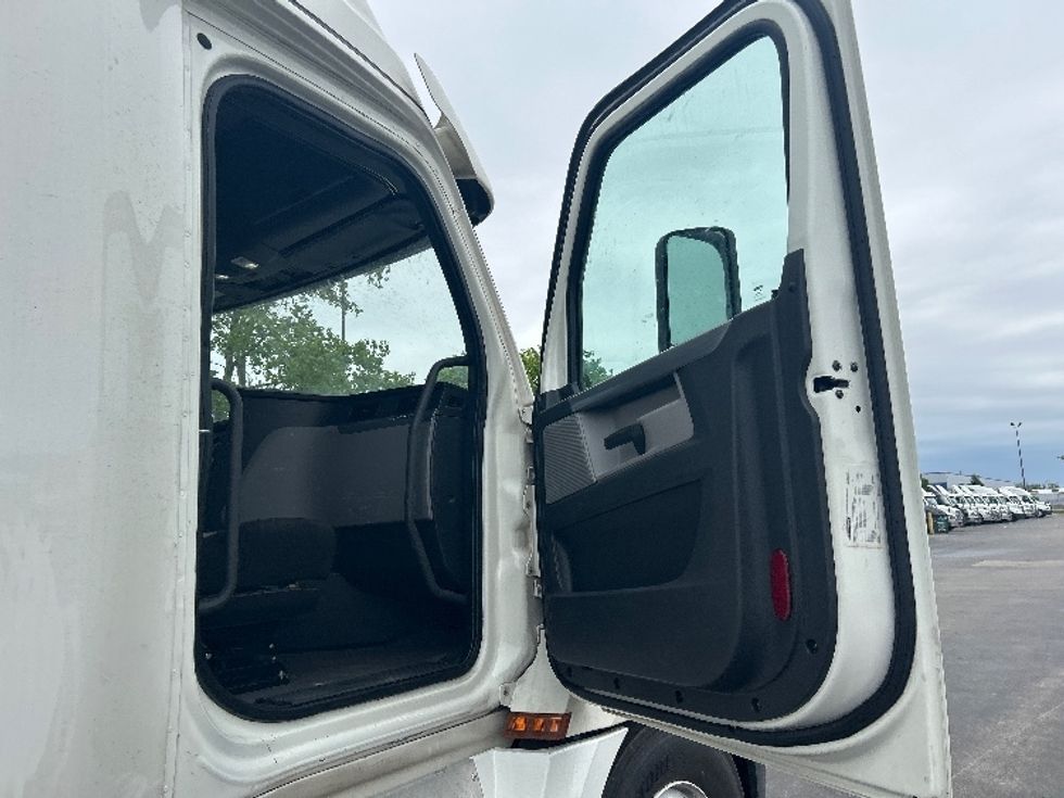 Sleeper Tractor-Heavy Duty Tractors-Freightliner-2020-T12664ST-La Porte-IN-580,867\n\t\tmiles-$ 57,000 - Image 12