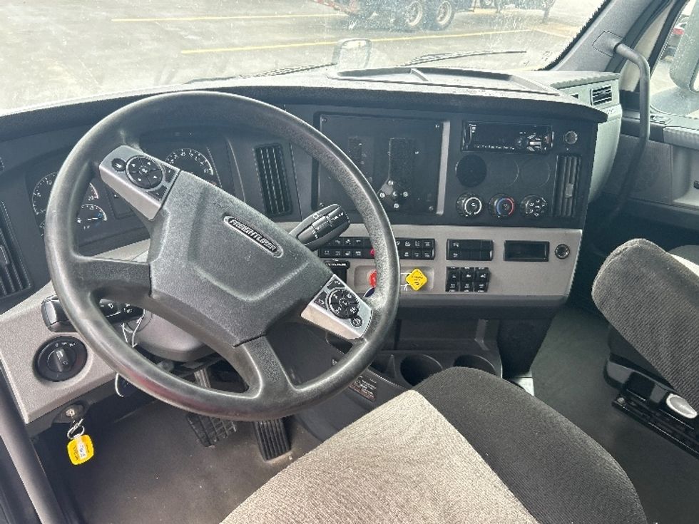 Sleeper Tractor-Heavy Duty Tractors-Freightliner-2020-T12664ST-La Porte-IN-580,867\n\t\tmiles-$ 57,000 - Image 9