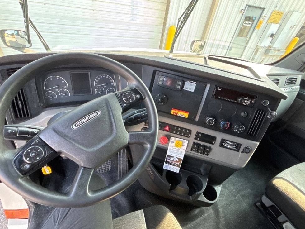 Sleeper Tractor-Heavy Duty Tractors-Freightliner-2020-T12664ST-Ladson-SC-374,780\n\t\tmiles-$ 71,250 - Image 11