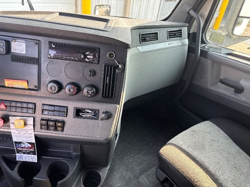 Sleeper Tractor-Heavy Duty Tractors-Freightliner-2020-T12664ST-Ladson-SC-374,780\n\t\tmiles-$ 71,250 - Image 12