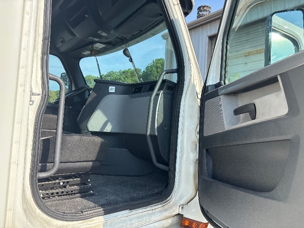 Sleeper Tractor-Heavy Duty Tractors-Freightliner-2020-T12664ST-Ladson-SC-374,780\n\t\tmiles-$ 71,250 - Image 13