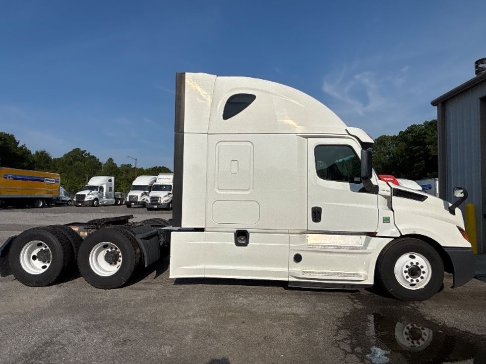 Sleeper Tractor-Heavy Duty Tractors-Freightliner-2020-T12664ST-Ladson-SC-374,780\n\t\tmiles-$ 71,250 - Image 8