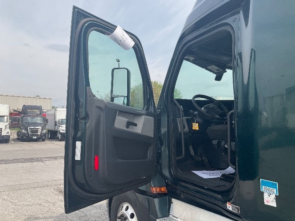 Sleeper Tractor-Heavy Duty Tractors-Freightliner-2020-T12664ST-Ladson-SC-656,343\n\t\tmiles-$ 47,500 - Image 10