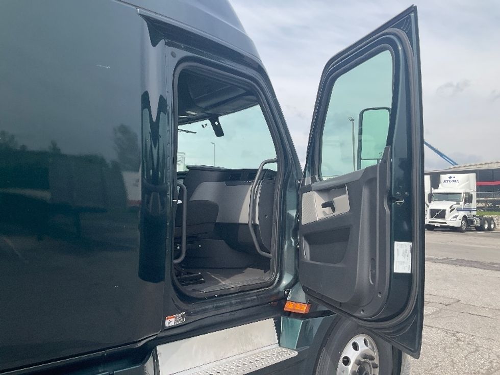 Sleeper Tractor-Heavy Duty Tractors-Freightliner-2020-T12664ST-Ladson-SC-656,343\n\t\tmiles-$ 47,500 - Image 13