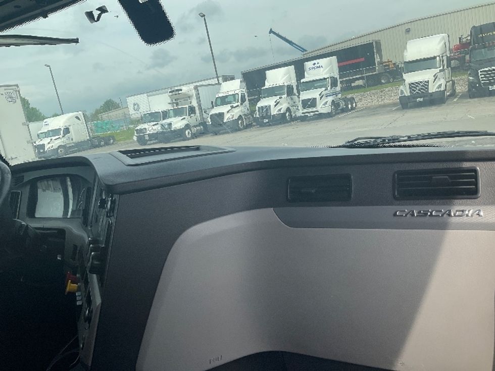 Sleeper Tractor-Heavy Duty Tractors-Freightliner-2020-T12664ST-Ladson-SC-656,343\n\t\tmiles-$ 47,500 - Image 14