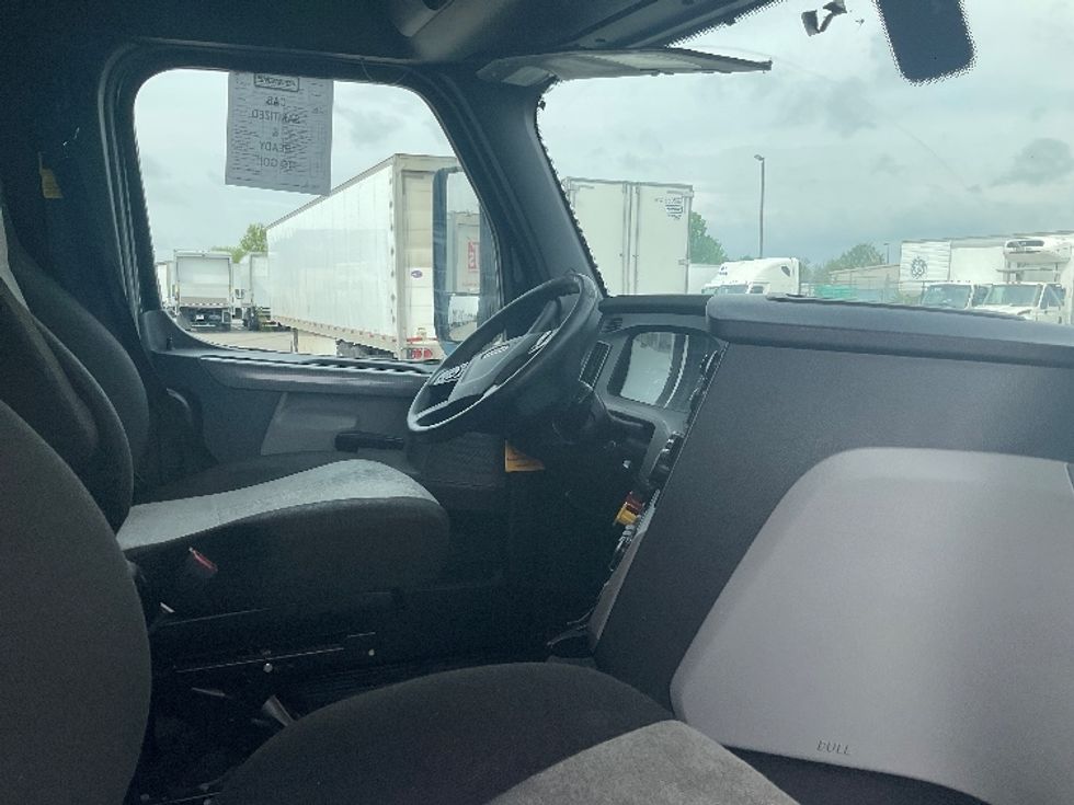 Sleeper Tractor-Heavy Duty Tractors-Freightliner-2020-T12664ST-Ladson-SC-656,343\n\t\tmiles-$ 47,500 - Image 15