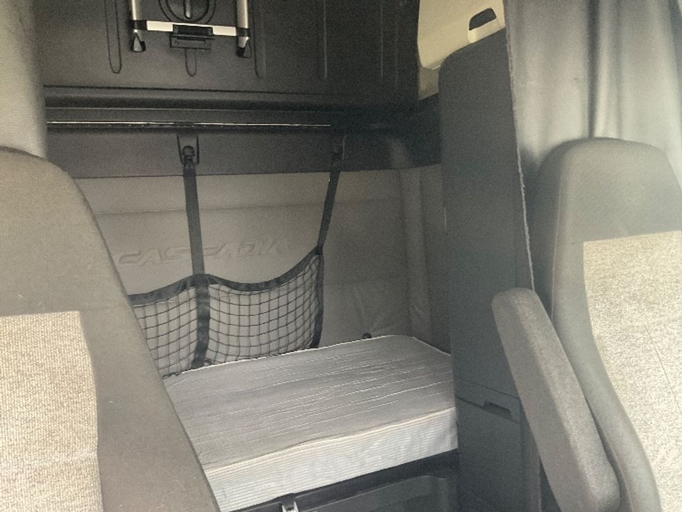 Sleeper Tractor-Heavy Duty Tractors-Freightliner-2020-T12664ST-Ladson-SC-656,343\n\t\tmiles-$ 47,500 - Image 16