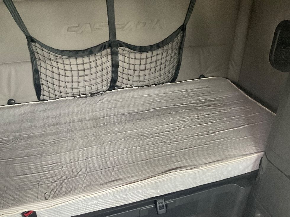 Sleeper Tractor-Heavy Duty Tractors-Freightliner-2020-T12664ST-Ladson-SC-656,343\n\t\tmiles-$ 47,500 - Image 17