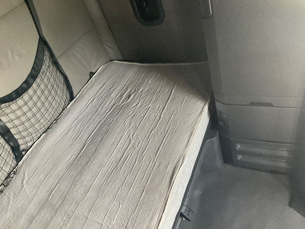 Sleeper Tractor-Heavy Duty Tractors-Freightliner-2020-T12664ST-Ladson-SC-656,343\n\t\tmiles-$ 47,500 - Image 18