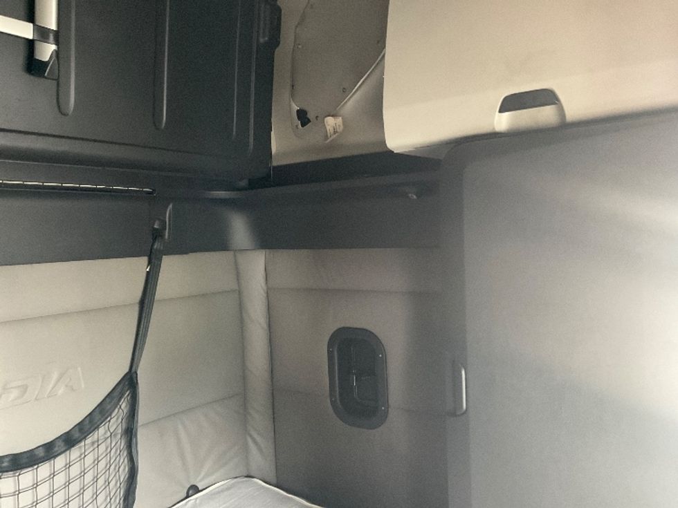 Sleeper Tractor-Heavy Duty Tractors-Freightliner-2020-T12664ST-Ladson-SC-656,343\n\t\tmiles-$ 47,500 - Image 19