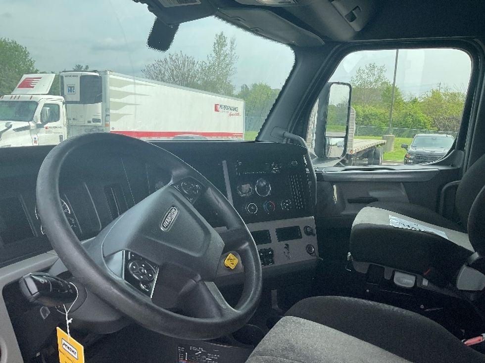 Sleeper Tractor-Heavy Duty Tractors-Freightliner-2020-T12664ST-Ladson-SC-656,343\n\t\tmiles-$ 47,500 - Image 9