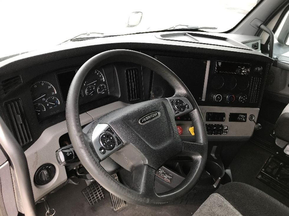 Sleeper Tractor-Heavy Duty Tractors-Freightliner-2020-T12664ST-Lancaster-PA-395,480\n\t\tmiles-$ 69,250 - Image 10