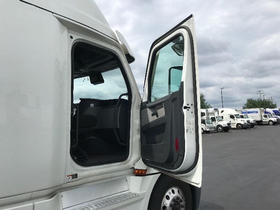 Sleeper Tractor-Heavy Duty Tractors-Freightliner-2020-T12664ST-Lancaster-PA-395,480\n\t\tmiles-$ 69,250 - Image 13