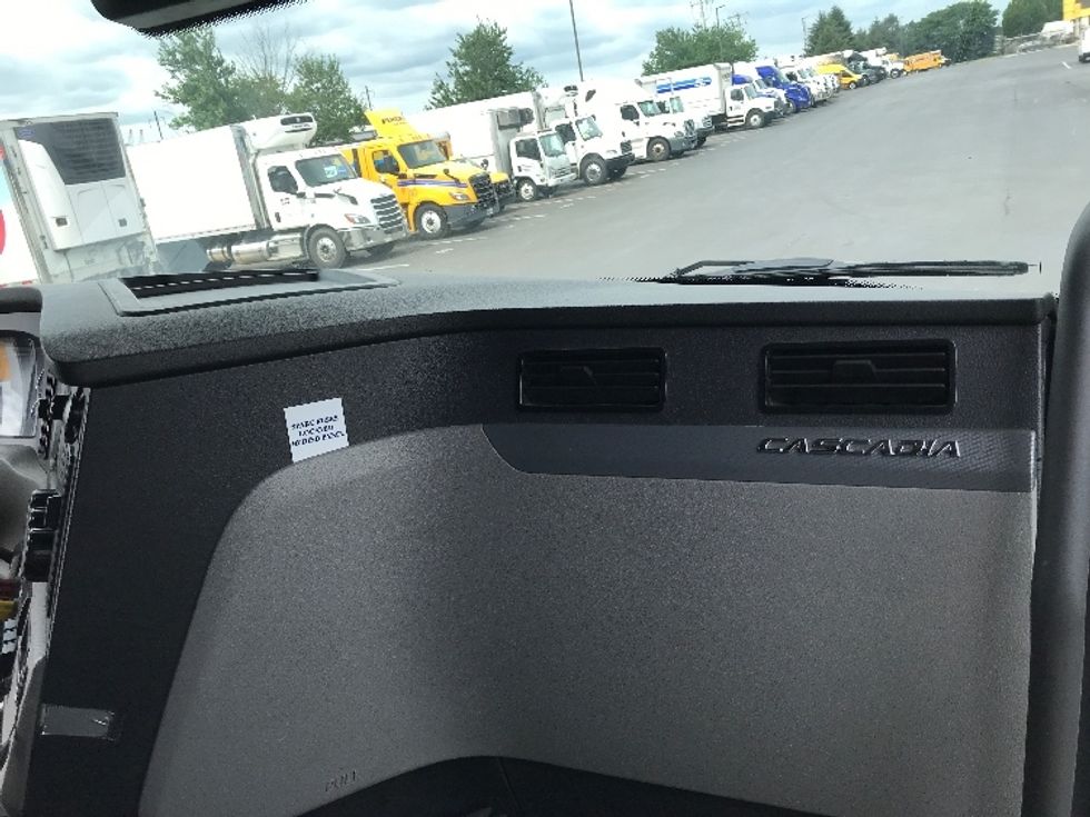 Sleeper Tractor-Heavy Duty Tractors-Freightliner-2020-T12664ST-Lancaster-PA-395,480\n\t\tmiles-$ 69,250 - Image 14