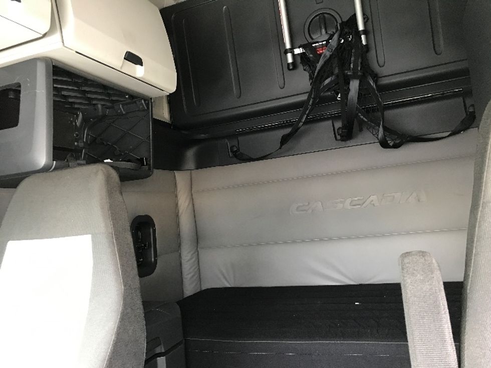 Sleeper Tractor-Heavy Duty Tractors-Freightliner-2020-T12664ST-Lancaster-PA-395,480\n\t\tmiles-$ 69,250 - Image 16