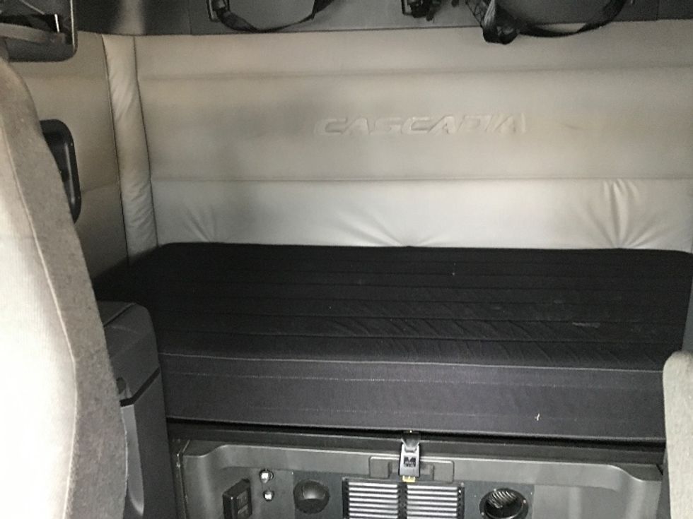 Sleeper Tractor-Heavy Duty Tractors-Freightliner-2020-T12664ST-Lancaster-PA-395,480\n\t\tmiles-$ 69,250 - Image 17