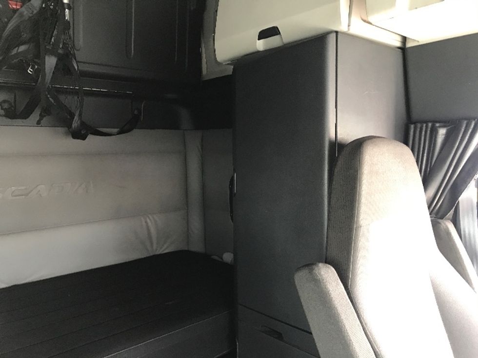 Sleeper Tractor-Heavy Duty Tractors-Freightliner-2020-T12664ST-Lancaster-PA-395,480\n\t\tmiles-$ 69,250 - Image 18