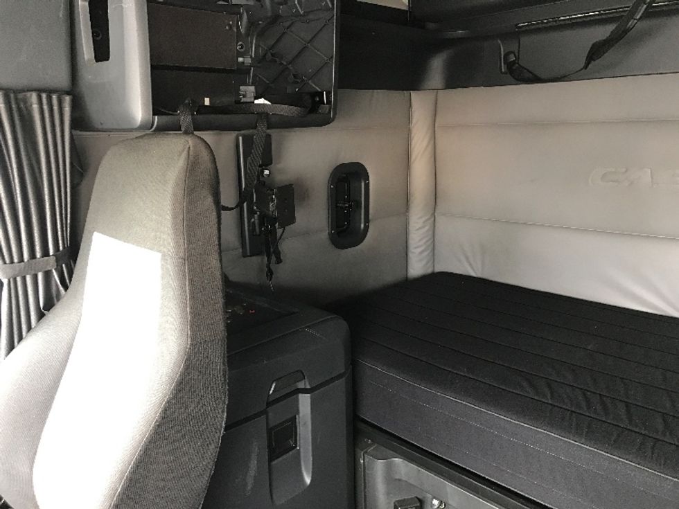 Sleeper Tractor-Heavy Duty Tractors-Freightliner-2020-T12664ST-Lancaster-PA-395,480\n\t\tmiles-$ 69,250 - Image 19