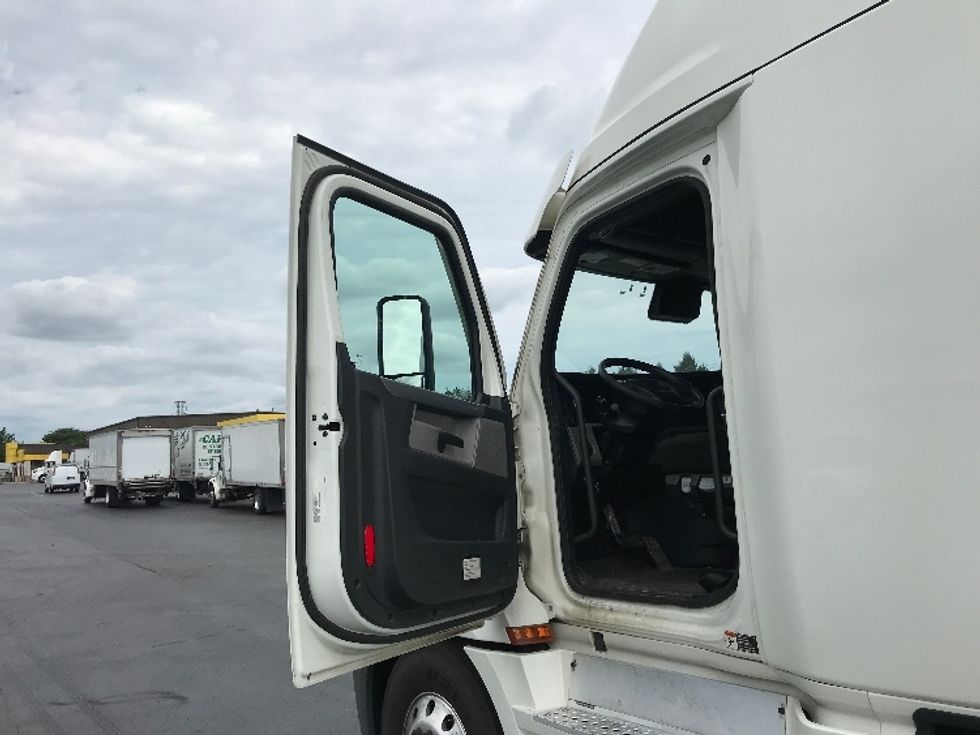 Sleeper Tractor-Heavy Duty Tractors-Freightliner-2020-T12664ST-Lancaster-PA-395,480\n\t\tmiles-$ 69,250 - Image 9