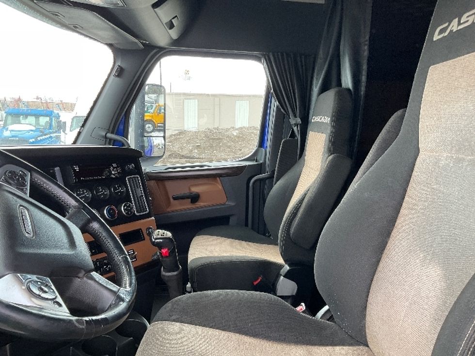 Sleeper Tractor-Heavy Duty Tractors-Freightliner-2020-T12664ST-Lancaster-PA-637,224\n\t\tmiles-$ 47,000 - Image 12