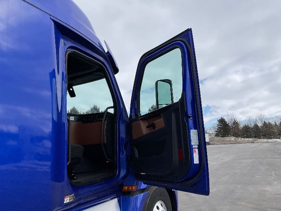 Sleeper Tractor-Heavy Duty Tractors-Freightliner-2020-T12664ST-Lancaster-PA-637,224\n\t\tmiles-$ 47,000 - Image 13