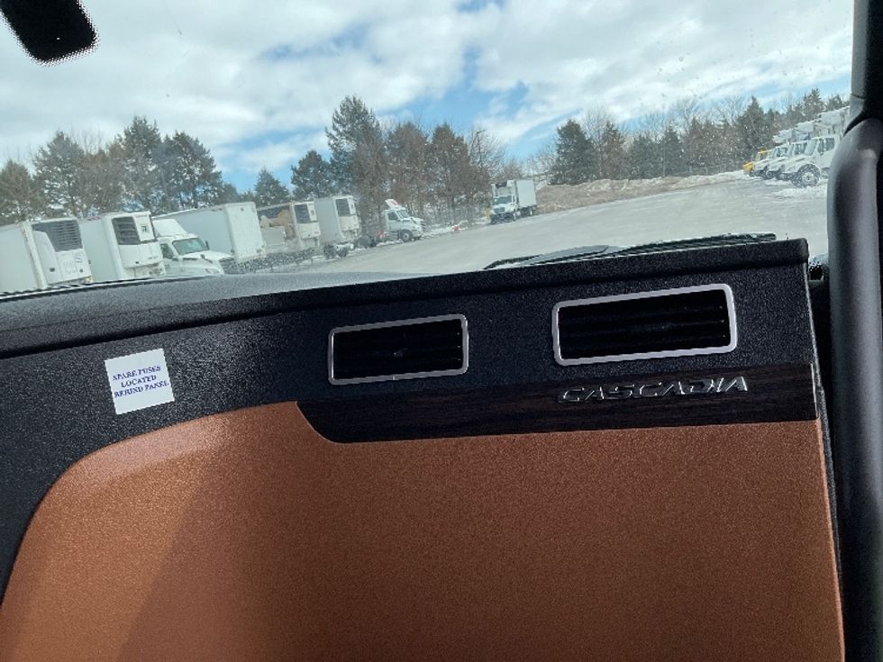 Sleeper Tractor-Heavy Duty Tractors-Freightliner-2020-T12664ST-Lancaster-PA-637,224\n\t\tmiles-$ 47,000 - Image 14