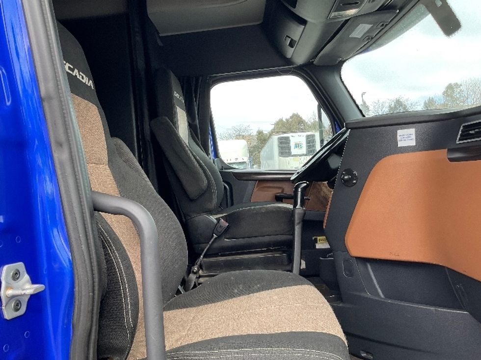 Sleeper Tractor-Heavy Duty Tractors-Freightliner-2020-T12664ST-Lancaster-PA-637,224\n\t\tmiles-$ 47,000 - Image 15