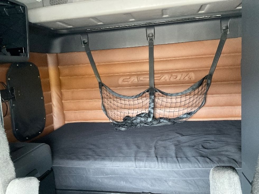 Sleeper Tractor-Heavy Duty Tractors-Freightliner-2020-T12664ST-Lancaster-PA-637,224\n\t\tmiles-$ 47,000 - Image 16