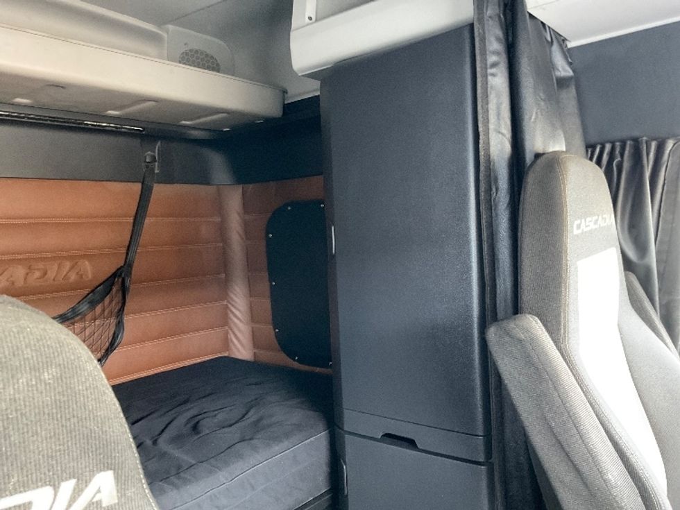 Sleeper Tractor-Heavy Duty Tractors-Freightliner-2020-T12664ST-Lancaster-PA-637,224\n\t\tmiles-$ 47,000 - Image 18