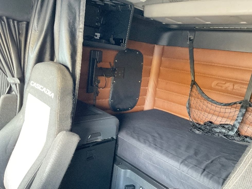 Sleeper Tractor-Heavy Duty Tractors-Freightliner-2020-T12664ST-Lancaster-PA-637,224\n\t\tmiles-$ 47,000 - Image 19