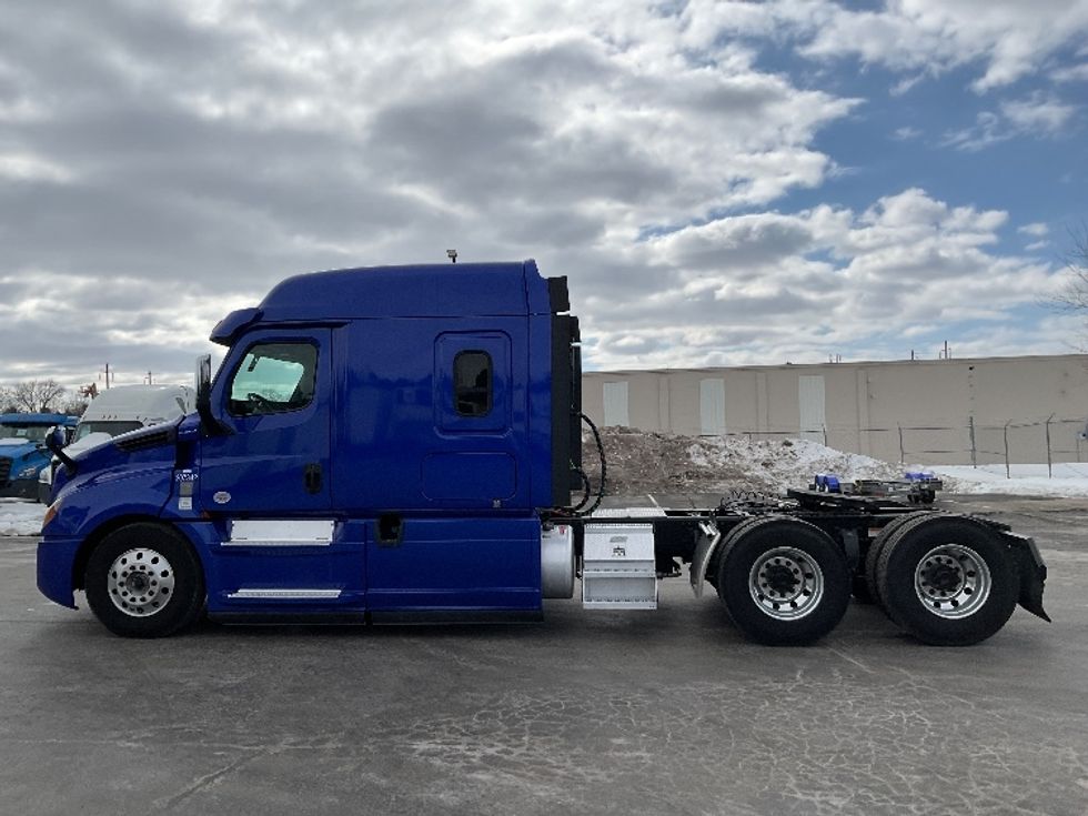 Sleeper Tractor-Heavy Duty Tractors-Freightliner-2020-T12664ST-Lancaster-PA-637,224\n\t\tmiles-$ 47,000 - Image 4