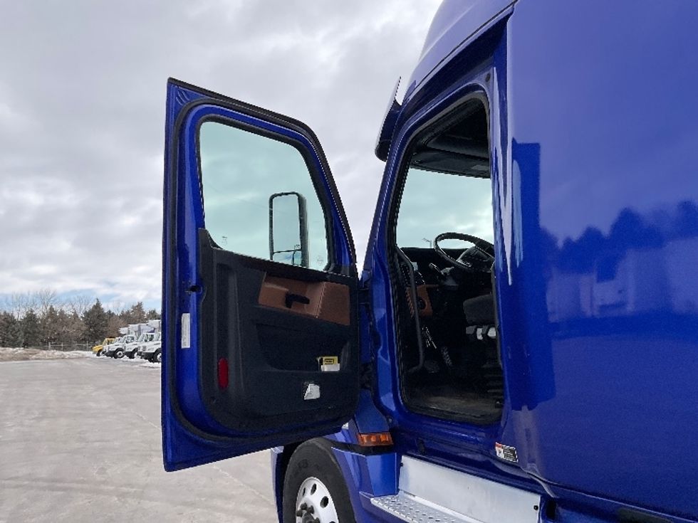 Sleeper Tractor-Heavy Duty Tractors-Freightliner-2020-T12664ST-Lancaster-PA-637,224\n\t\tmiles-$ 47,000 - Image 9