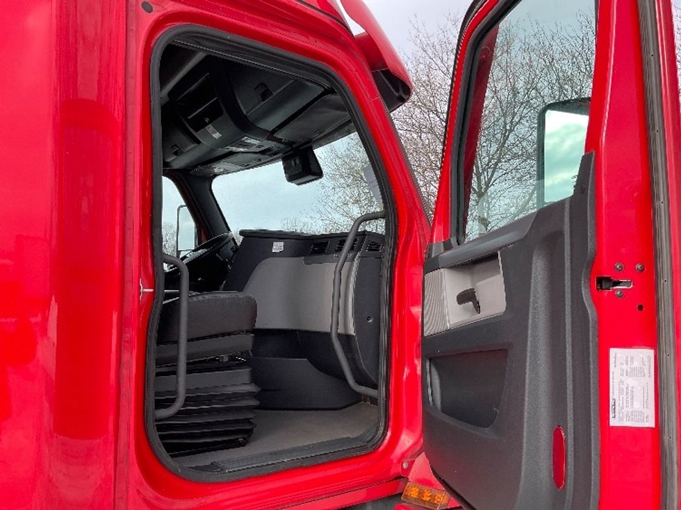 Sleeper Tractor-Heavy Duty Tractors-Freightliner-2020-T12664ST-Lansing-MI-445,393\n\t\tmiles-$ 55,250 - Image 11