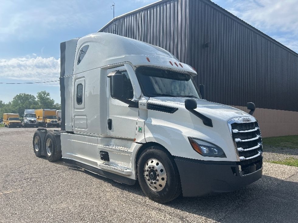 Sleeper Tractor-Heavy Duty Tractors-Freightliner-2020-T12664ST-Lansing-MI-537,683\n\t\tmiles-$ 58,500 - Image 1