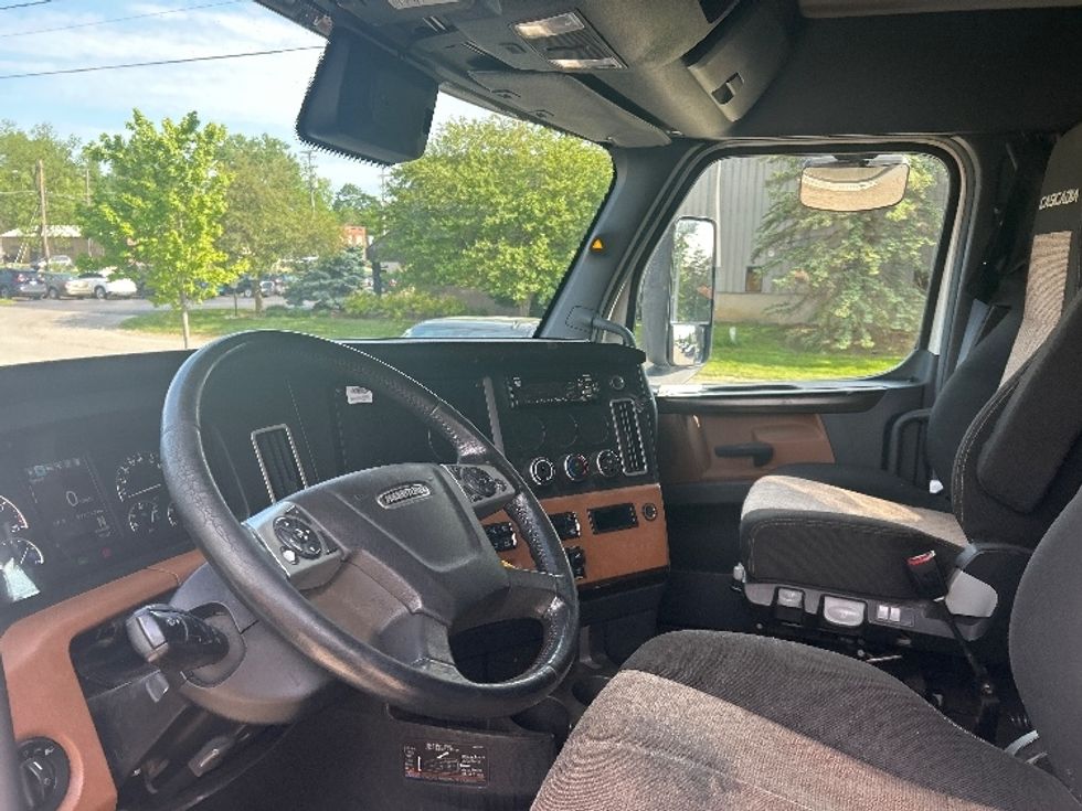 Sleeper Tractor-Heavy Duty Tractors-Freightliner-2020-T12664ST-Lansing-MI-537,683\n\t\tmiles-$ 58,500 - Image 10