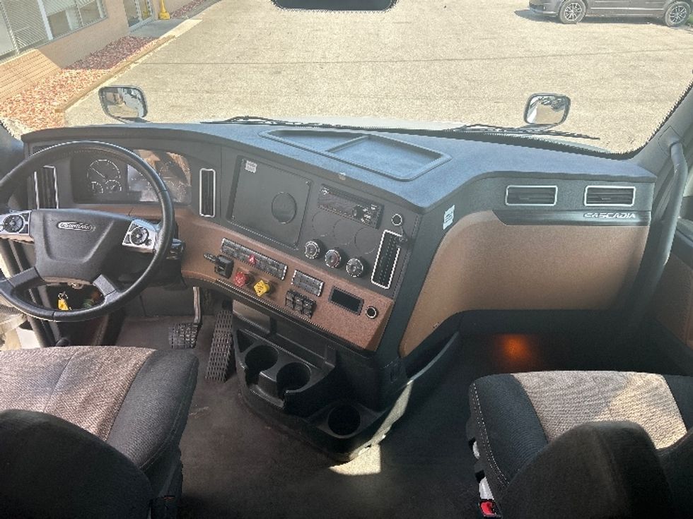 Sleeper Tractor-Heavy Duty Tractors-Freightliner-2020-T12664ST-Lansing-MI-537,683\n\t\tmiles-$ 58,500 - Image 12
