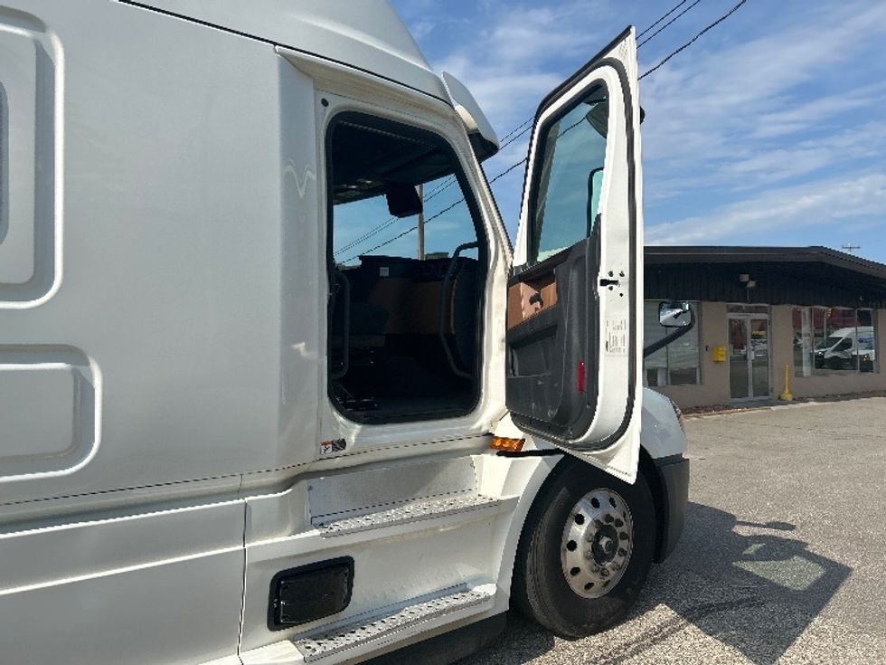 Sleeper Tractor-Heavy Duty Tractors-Freightliner-2020-T12664ST-Lansing-MI-537,683\n\t\tmiles-$ 58,500 - Image 13